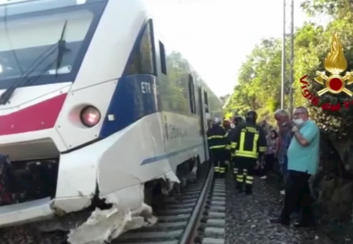 Vicino a Trieste il carrello di un treno è uscito dai binari per una frana