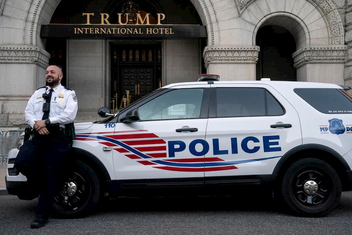 George Floyd, il grafico "razzista": a ogni morte di un afroamericano la Borsa sale. Fox News si scusa