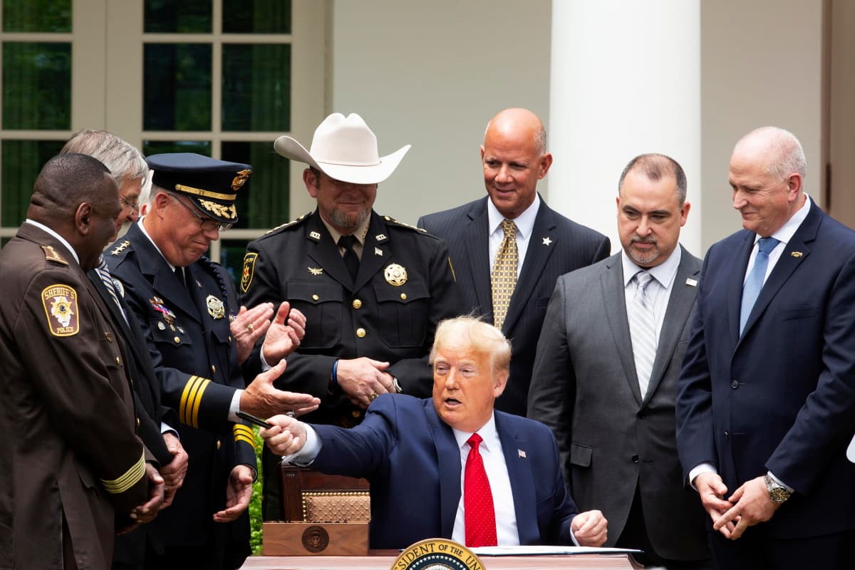 Riforma polizia, bandita stretta al collo: Trump firma decreto