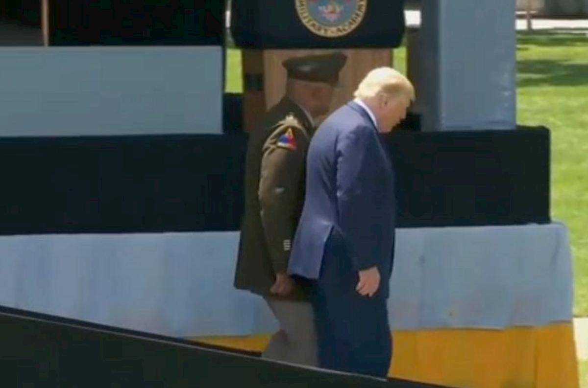 Trump ha il Parkinson? I dubbi dopo il video in cui si fa aiutare a scendere le scale. Ma lui nega