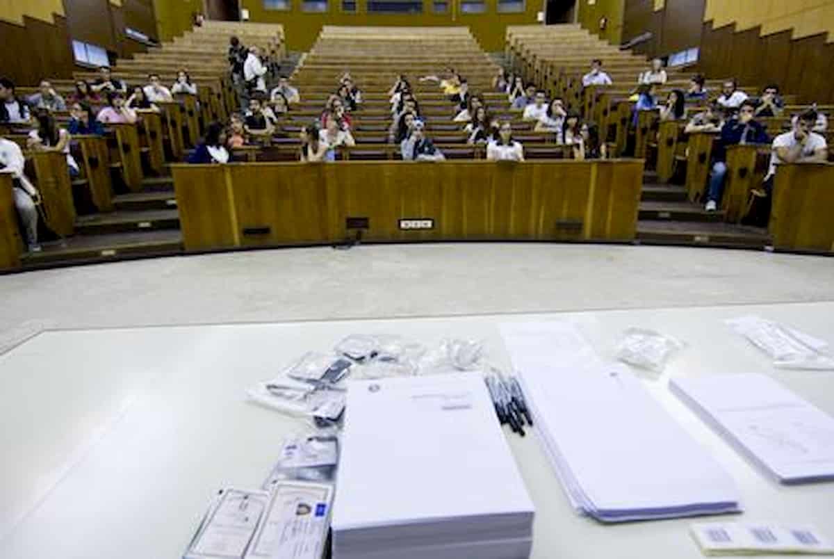 Un'aula di una università semi vuota