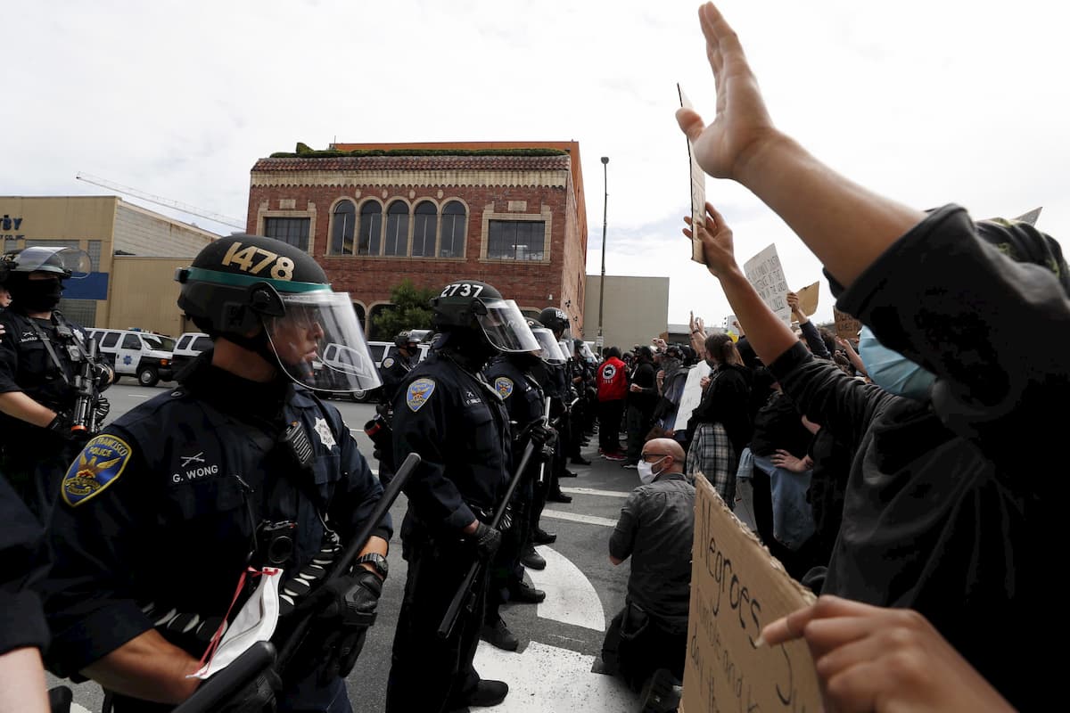Minneapolis, Trump ai governatori: "Siete degli idioti se non arrestate i manifestanti"