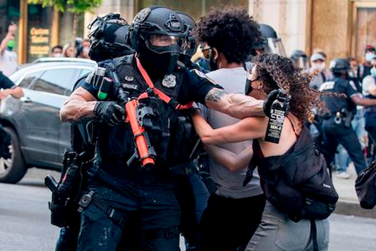 Minneapolis, autopsia della famiglia: "George Floyd è morto per asfissia"