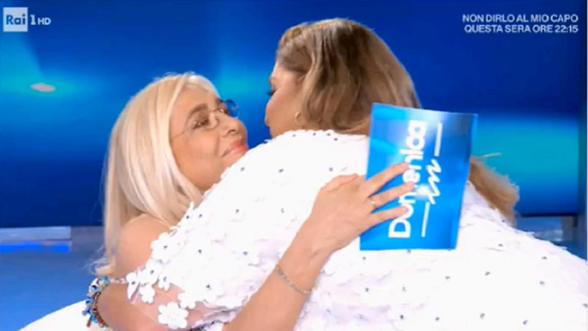 Mara Venier abbraccia Romina Power