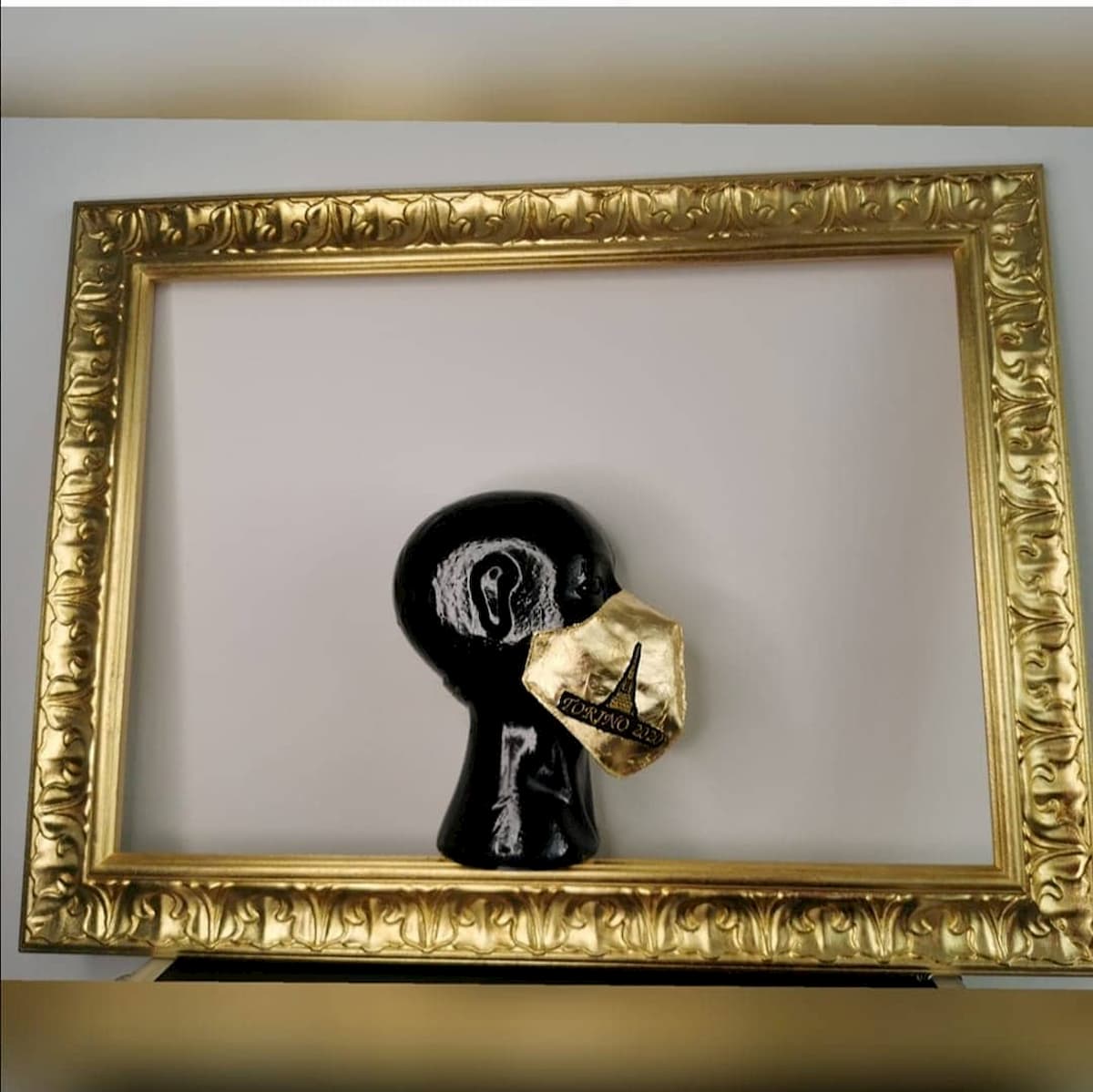 Antonio Vietri ha realizzato una mascherina d'oro