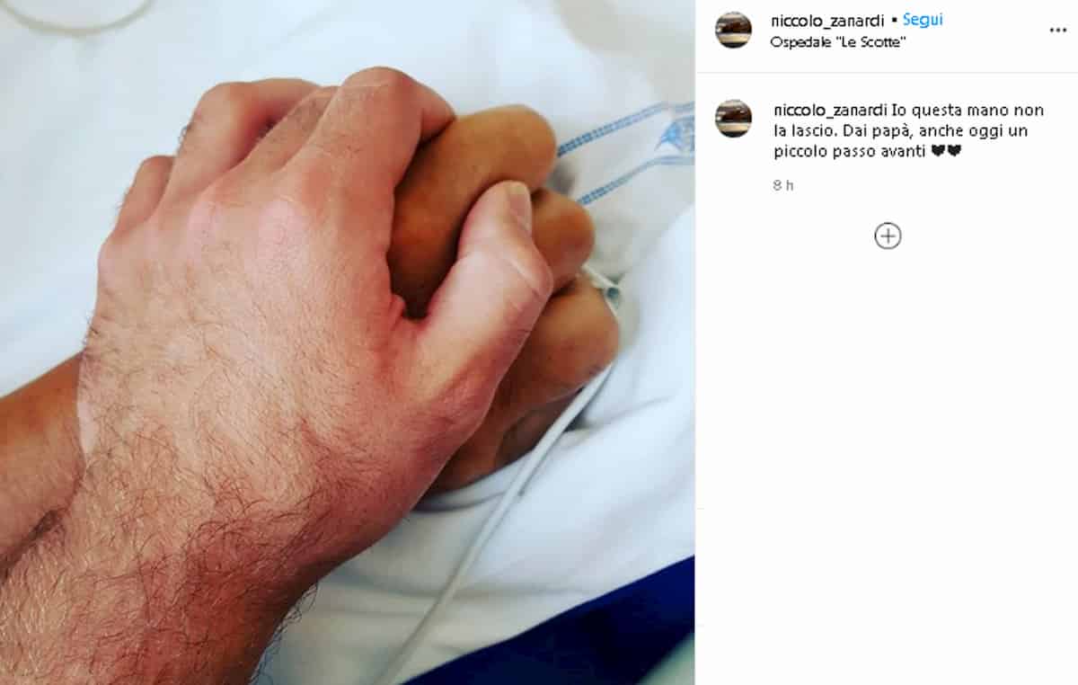 Niccolò stringe la mano al papà Alex Zanardi