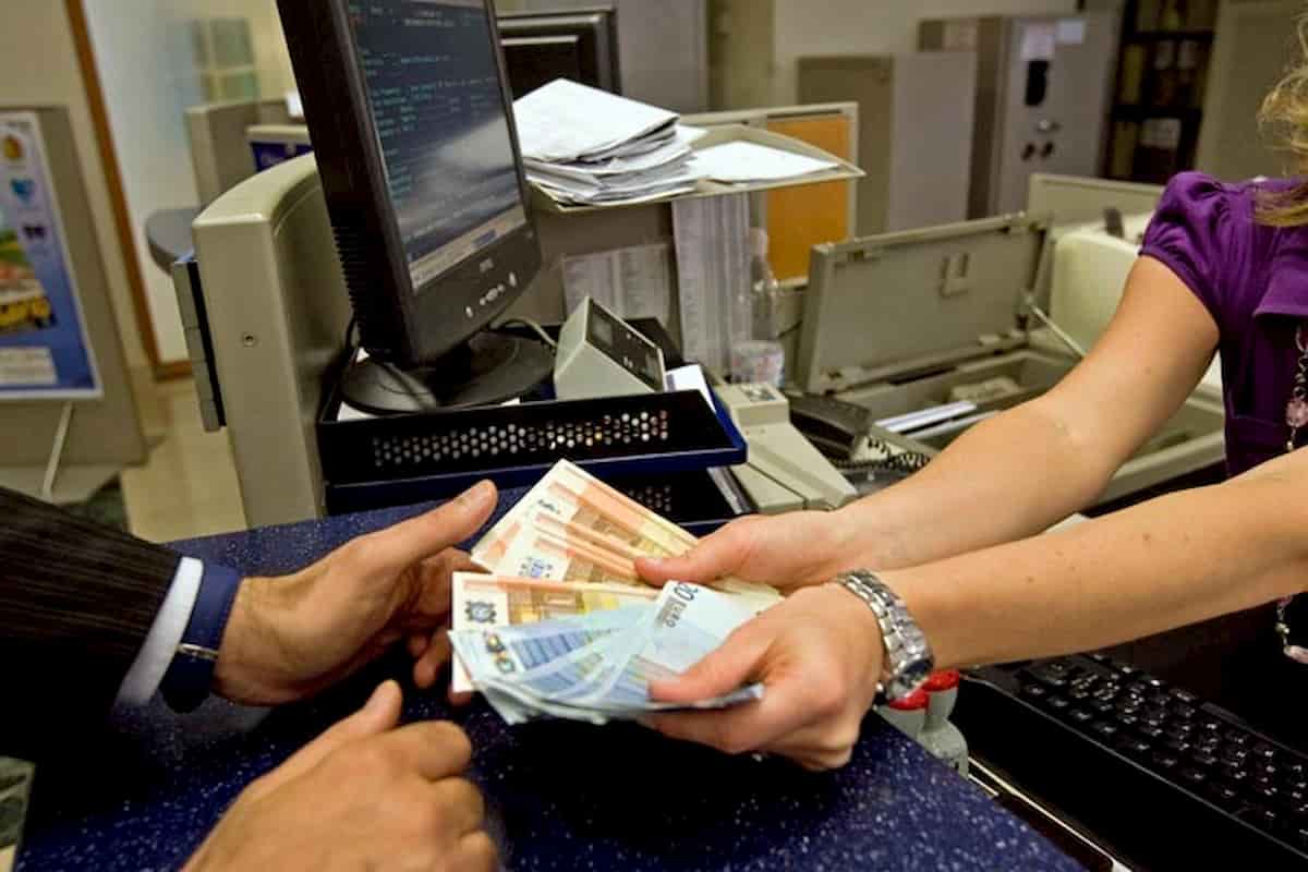Conto in rosso, banca non paga bollette: una spina soprattutto per le aziende