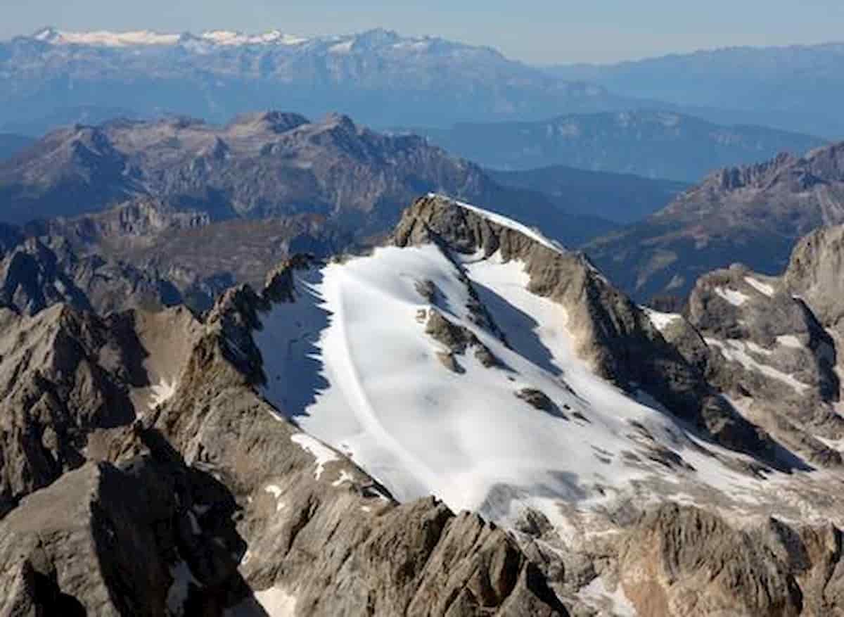 Marmolada, perde equilibrio e cade per centinaia di metri