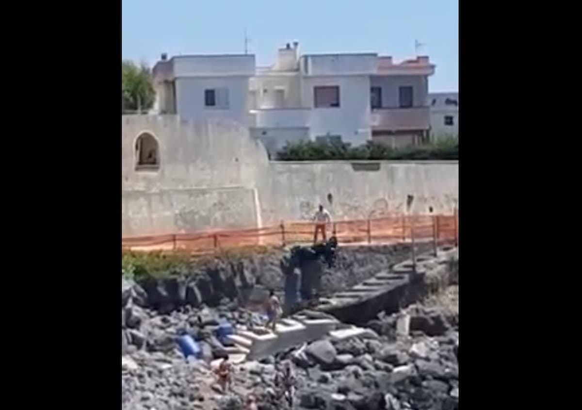 Lancia scooter sugli scogli a Torre del Greco