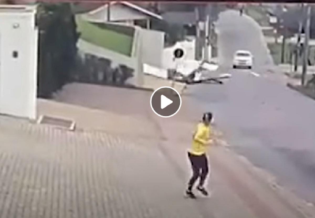 aereo si schianta su strada