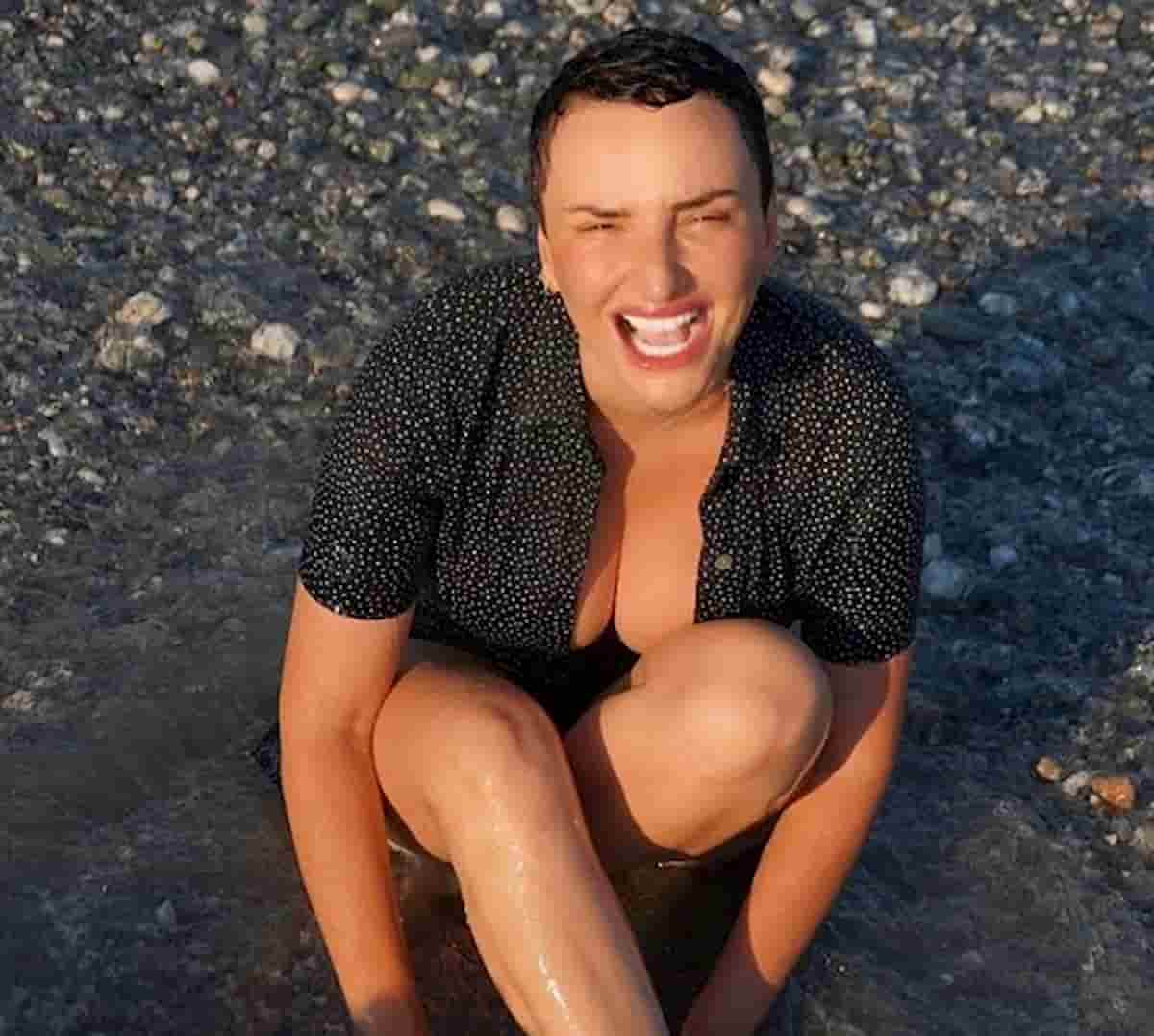 Arisa mostra il suo décolleté