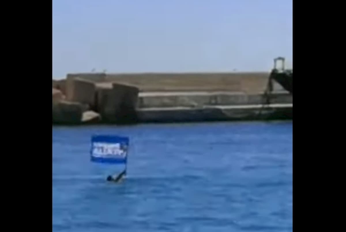 Attilio Lucia (Lega) si tuffa in acqua per bloccare nave di migranti a Lampedusa