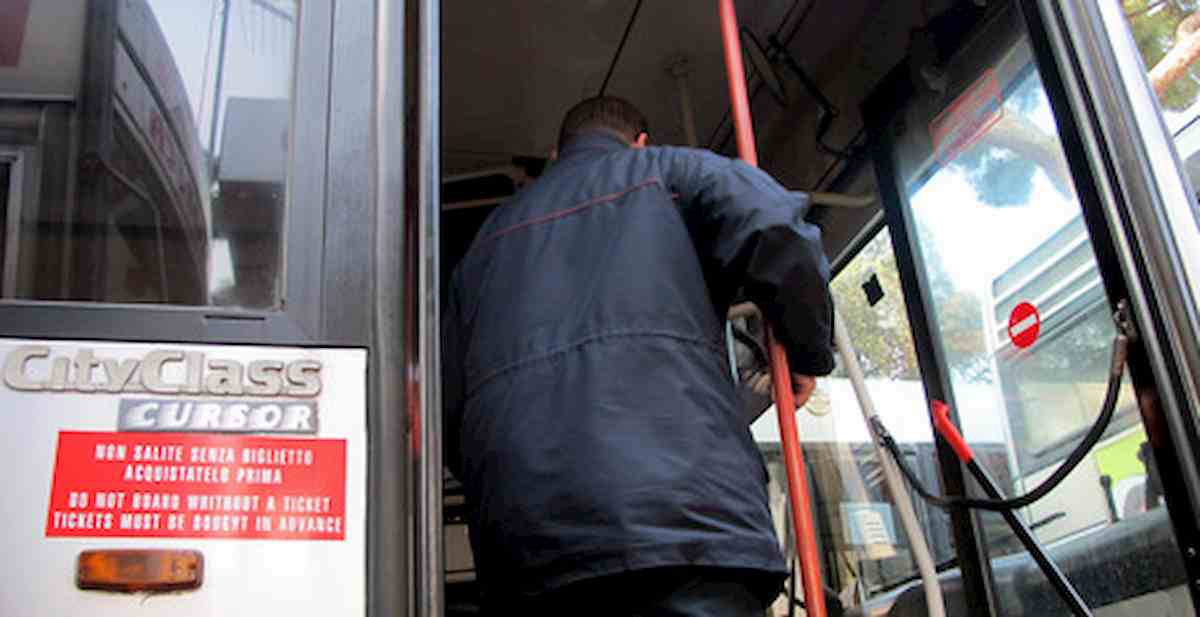 Roma, "metti mascherina o non sali". Autista bus preso a calci da un passeggero