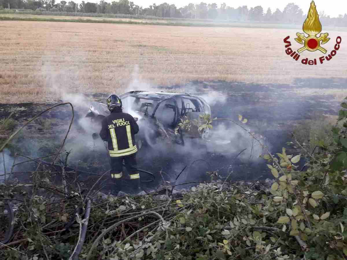 Incidente a Casate con Bernate (Como): auto prende fuoco, morti due fidanzatini