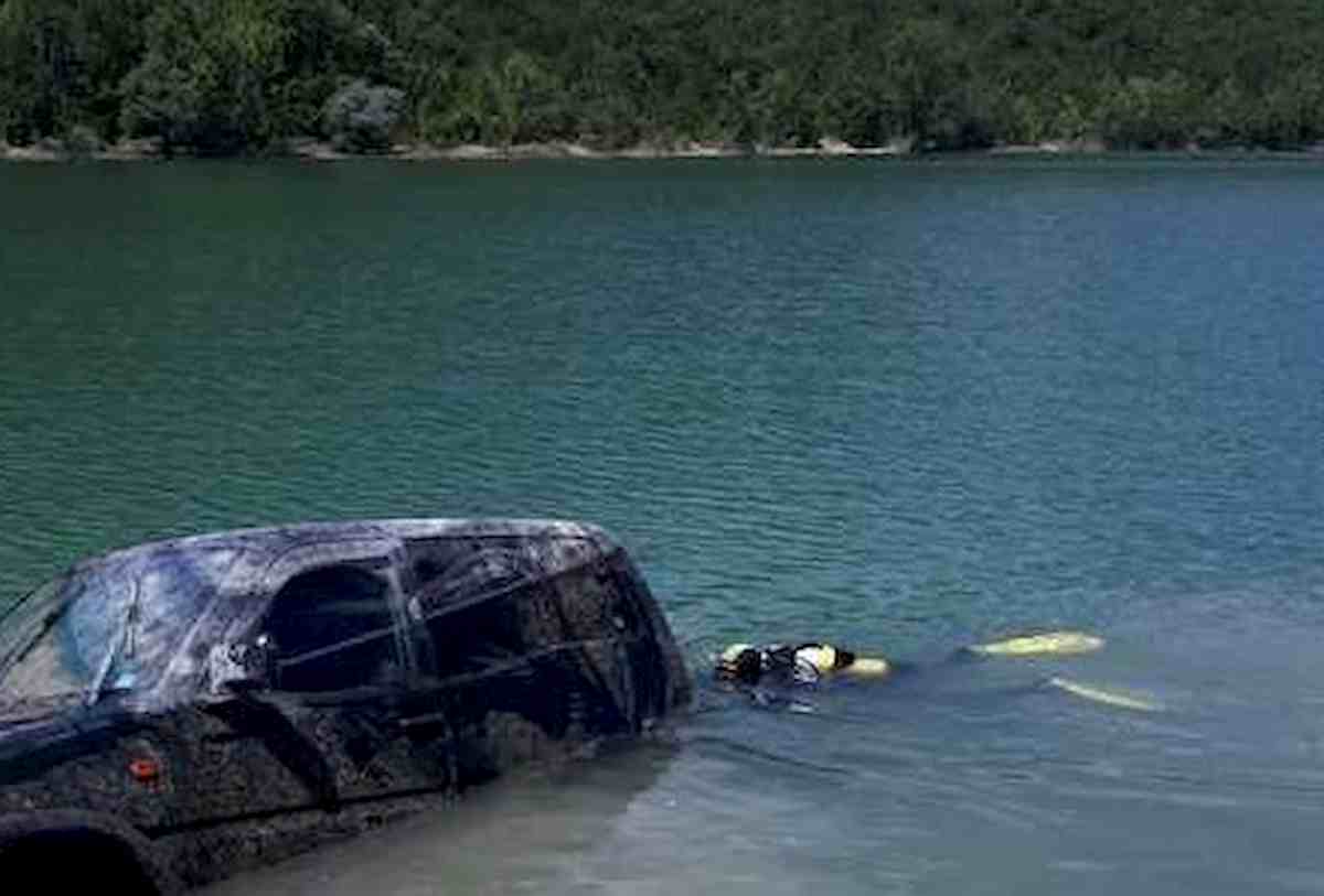 Trentino, finisce con l'auto nel Lago di Lamar. Simone De Paoli muore a 42 anni