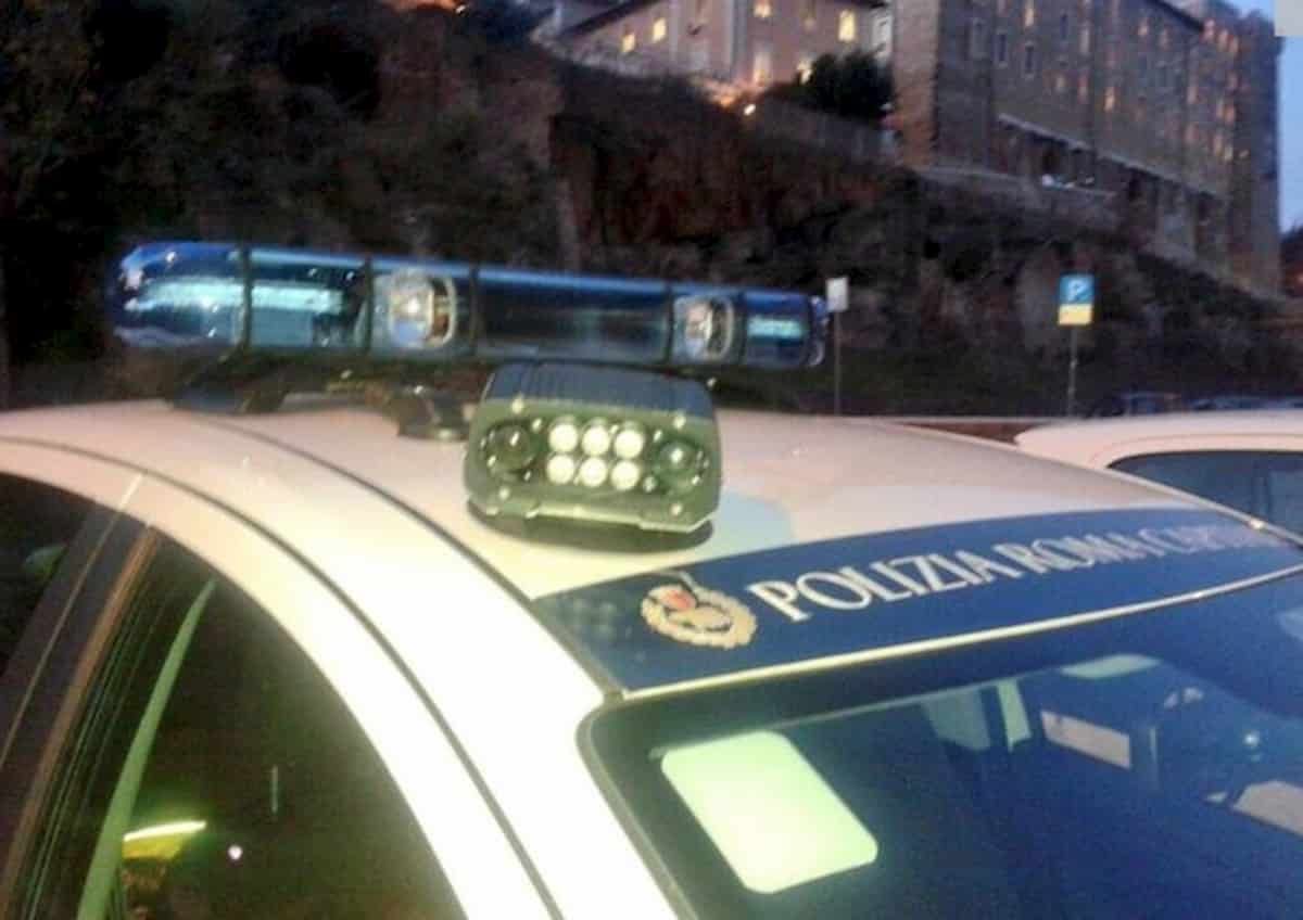 Roma, sputi sulle auto a Testaccio