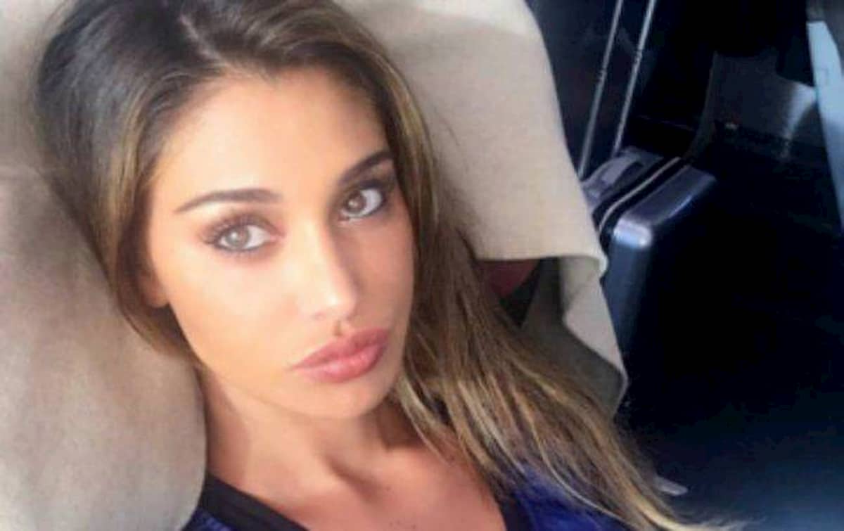 Belen e l'iPad di Stefano De Martino