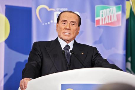 Par condicio, vigilia di elezioni e referendum: nessuno ne parla e Berlusconi (nella foto) cade sempre in piedi
