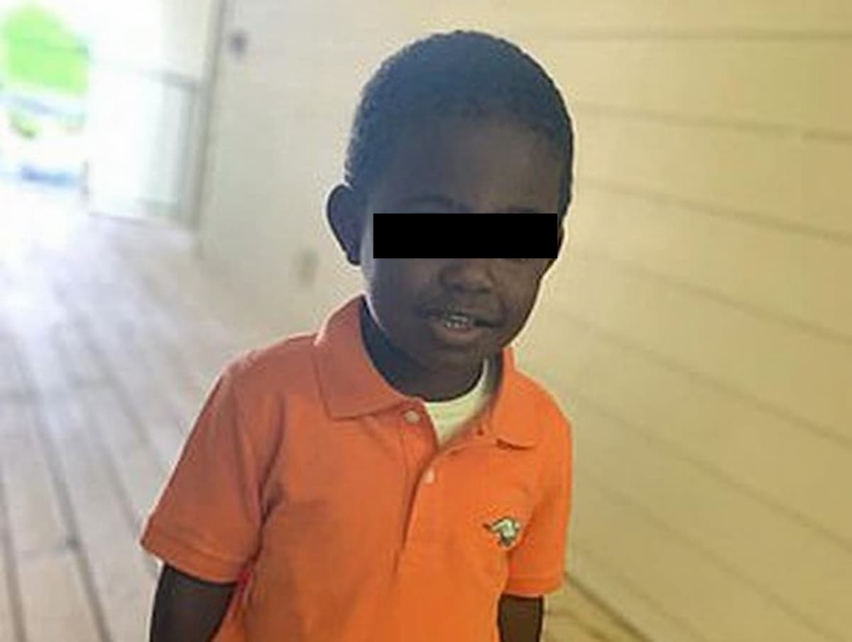 Si spara in testa con una pistola, bimbo di 3 anni muore sotto agli occhi di mamma