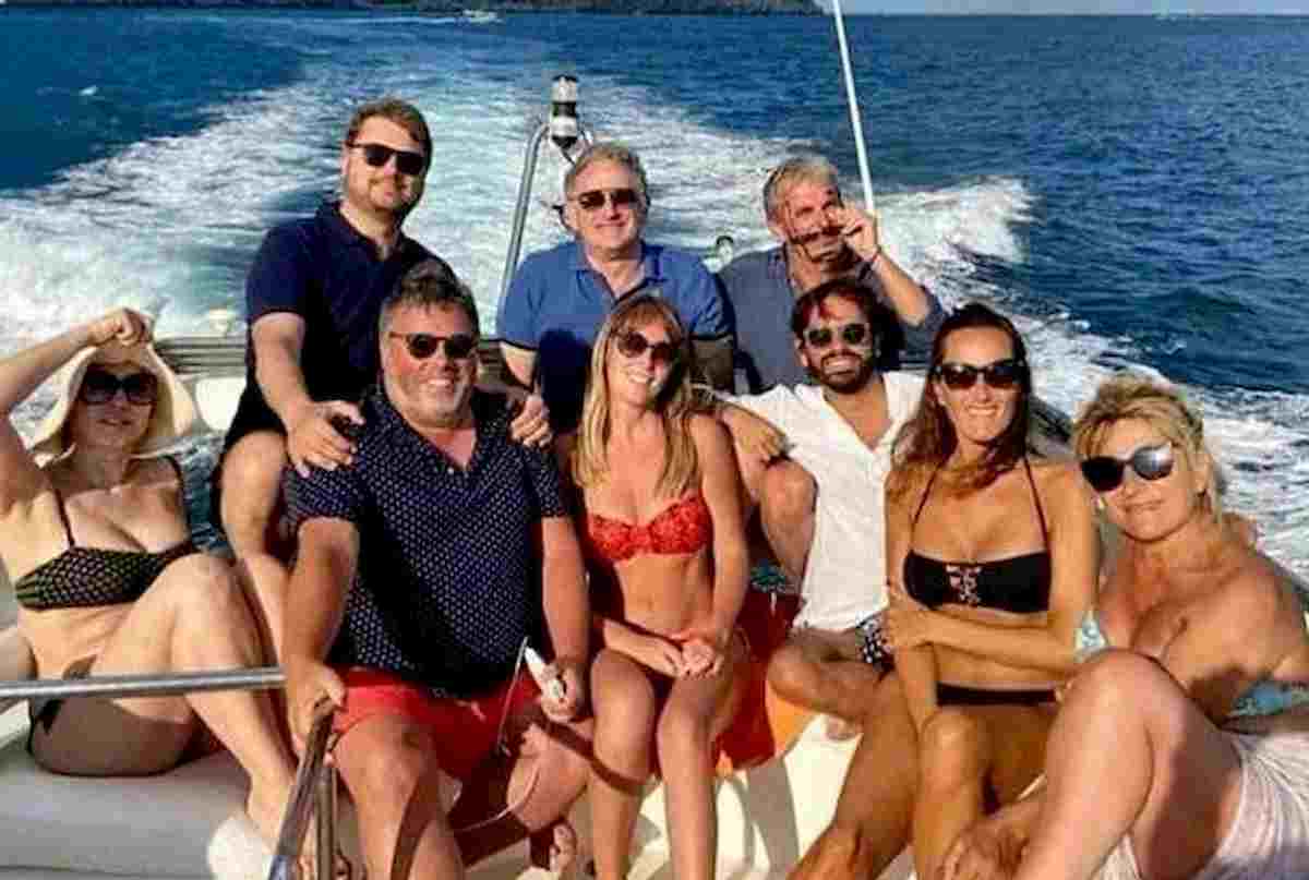 Maria Elena Boschi in barca a Ischia. Il mistero della foto subito rimossa