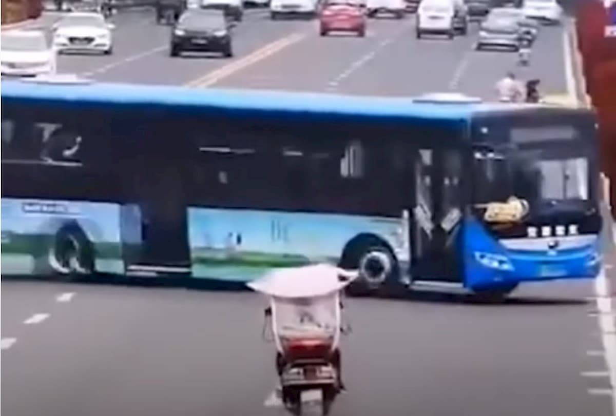 Cina, un bus di studenti precipita nel lago