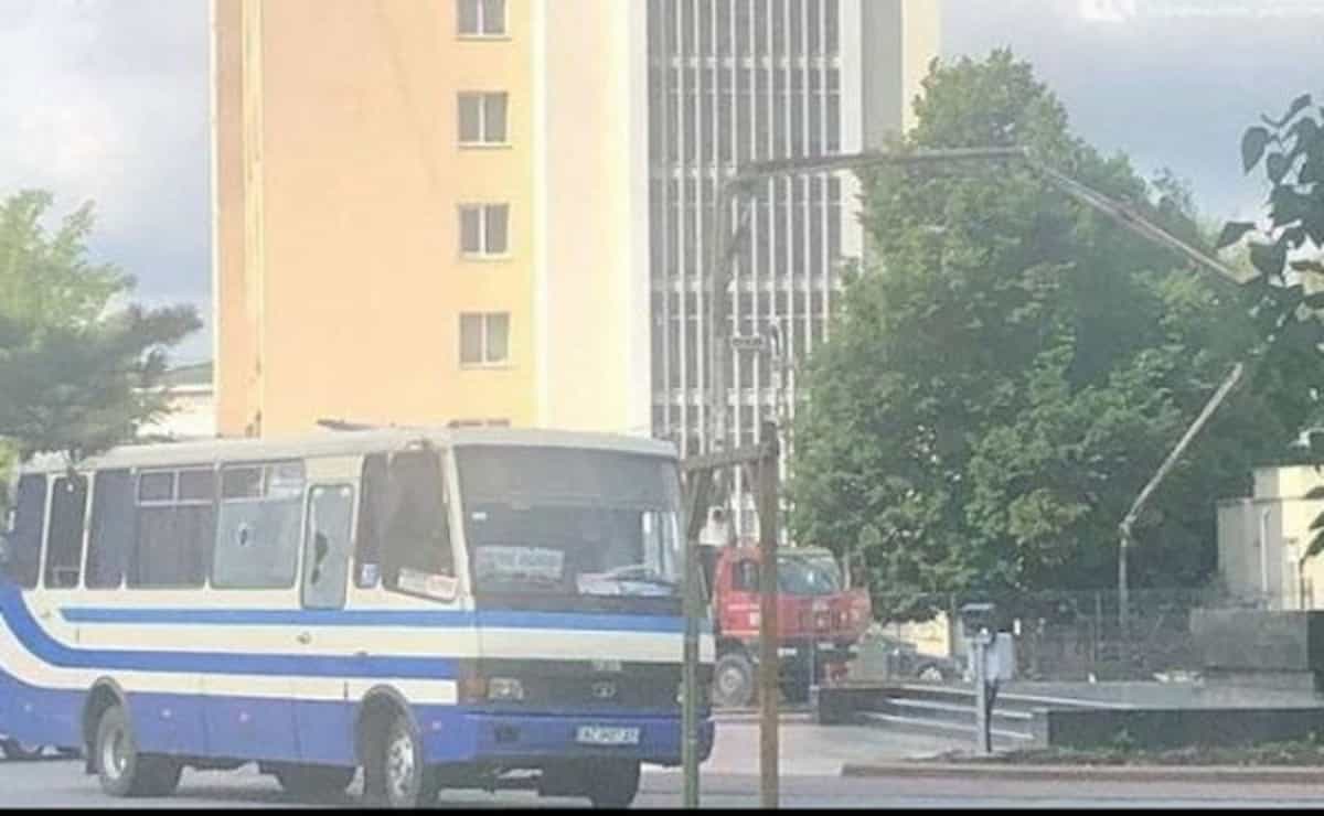 Ucraina, uomo armato sequestra un bus a Lutsk