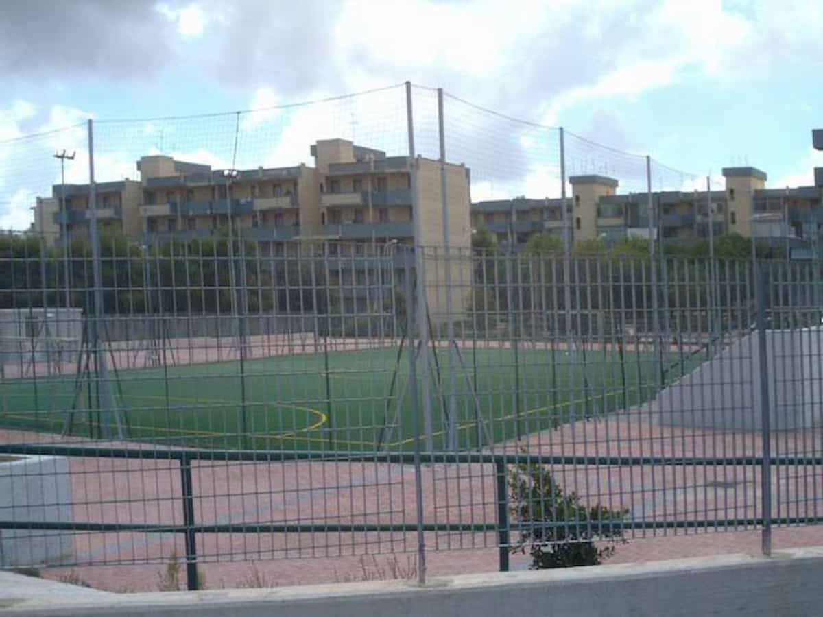 Calcetto vietato, come ti aggiro la legge. Modulo per attraversare passaggio a livello a sbarre abbassate