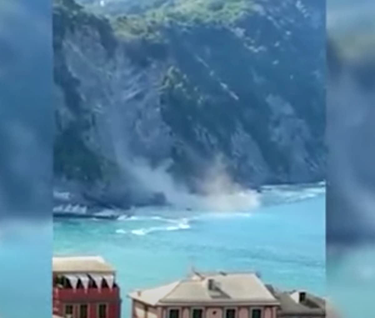 Frana a Camogli: un pezzo della falesia del Castellaro è crollato in mare