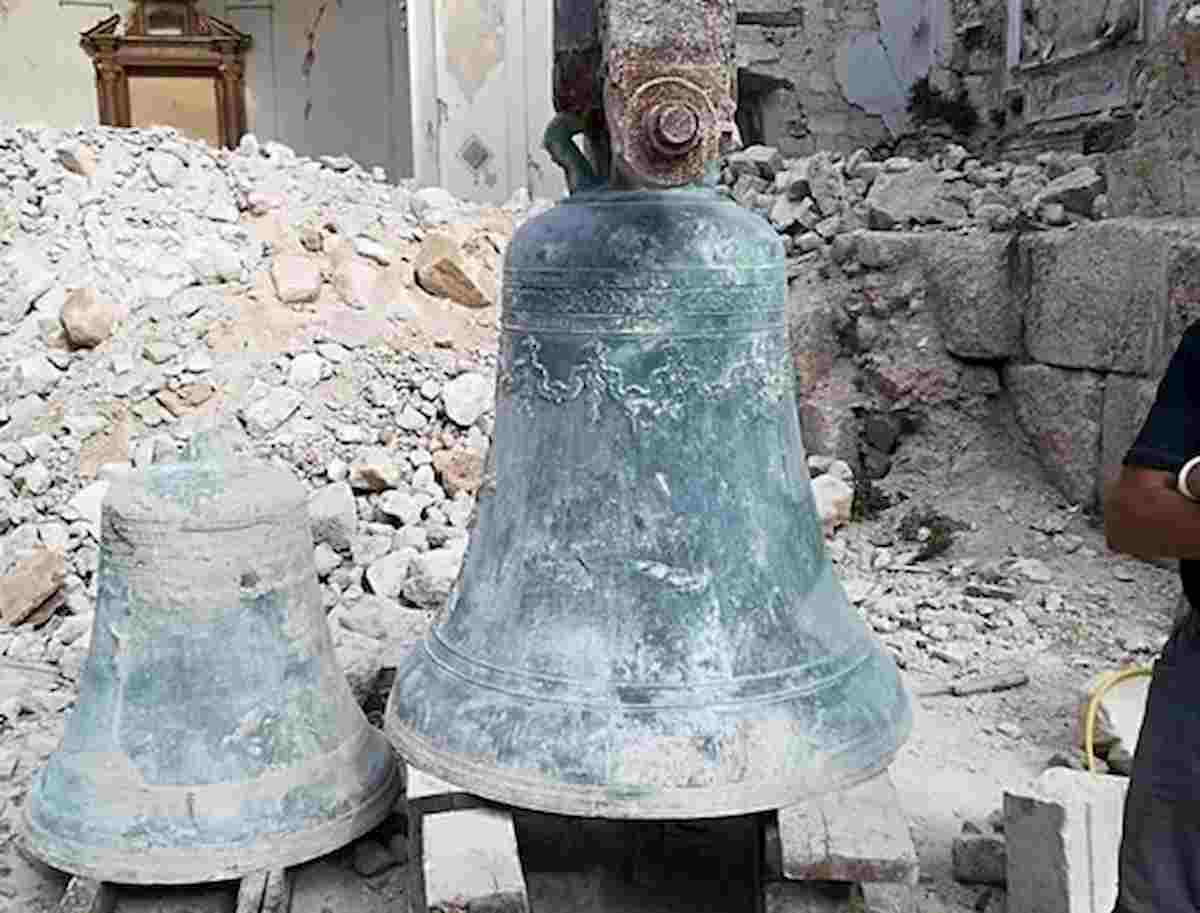 Terremoto Norcia, ritrovate le campane della Basilica di San Benedetto: erano sotto 4 metri di macerie