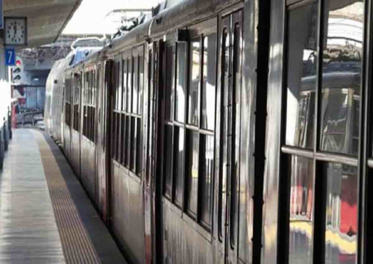 Napoli e il capotreno aggredito, una foto d'archivio Ansa