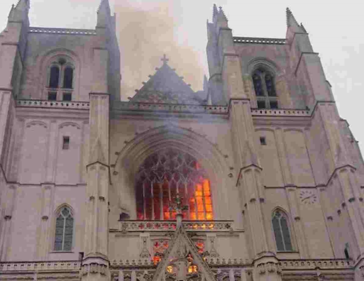 Cattedreale di nantes in fiamme