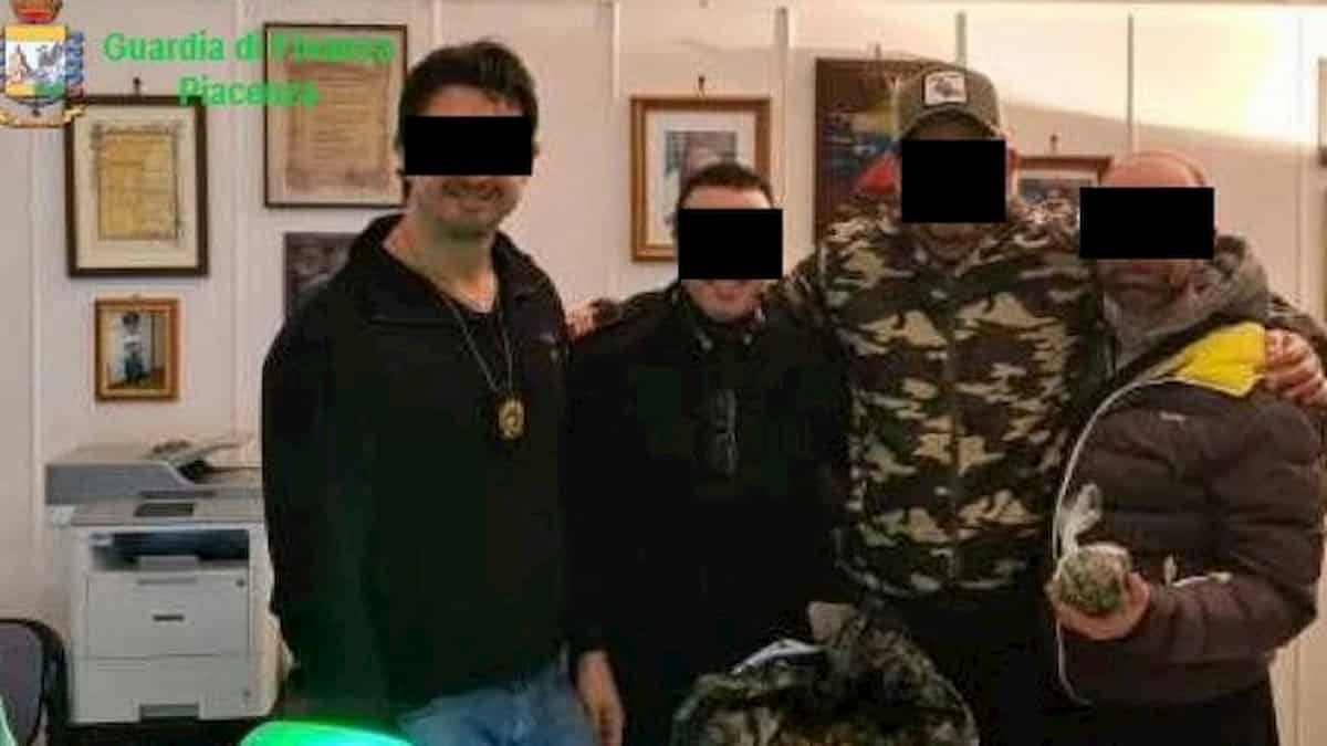 Piacenza, uno dei carabini scoprì l'indagine dalle microspie nell'auto