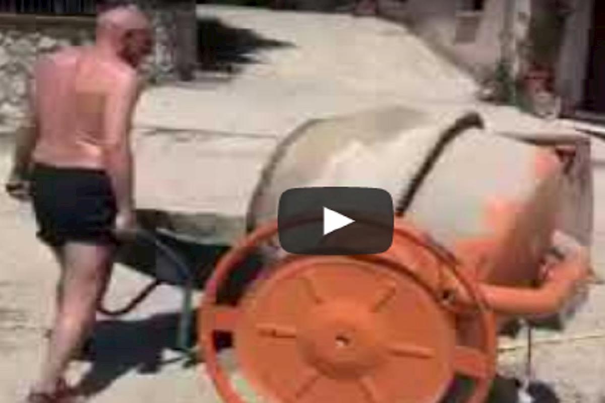 Ciccio Graziani fa il muratore