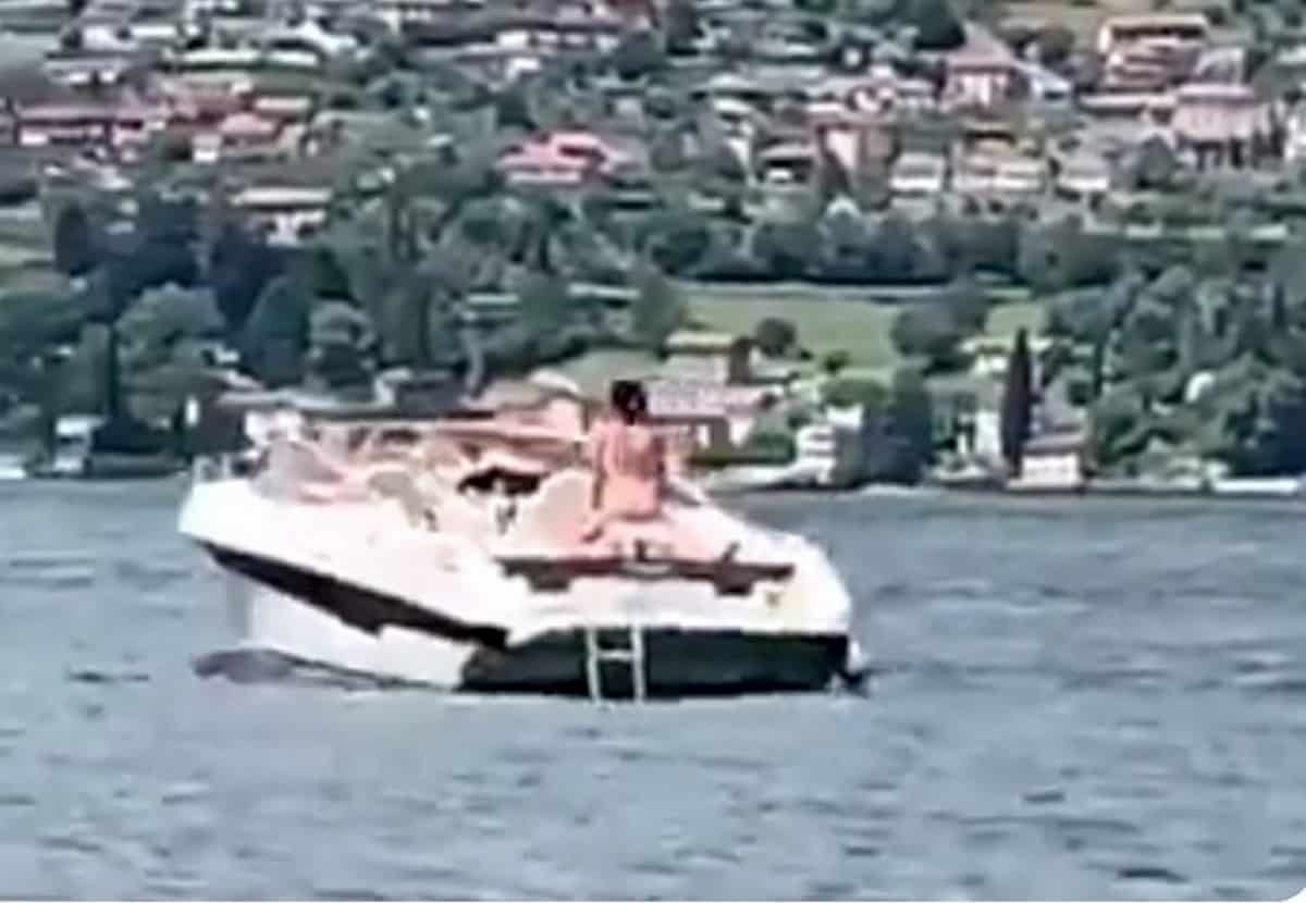Rapporto sul motoscafo in mezzo al lago di Como