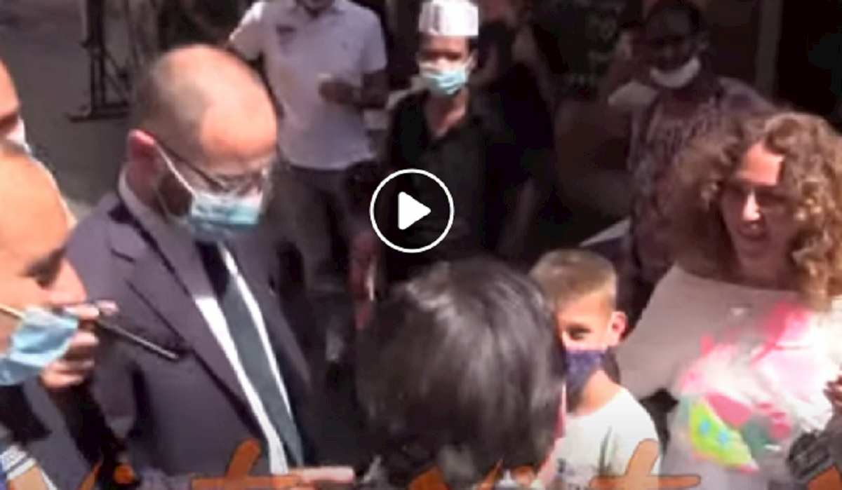 bambino ferma e parla con conte