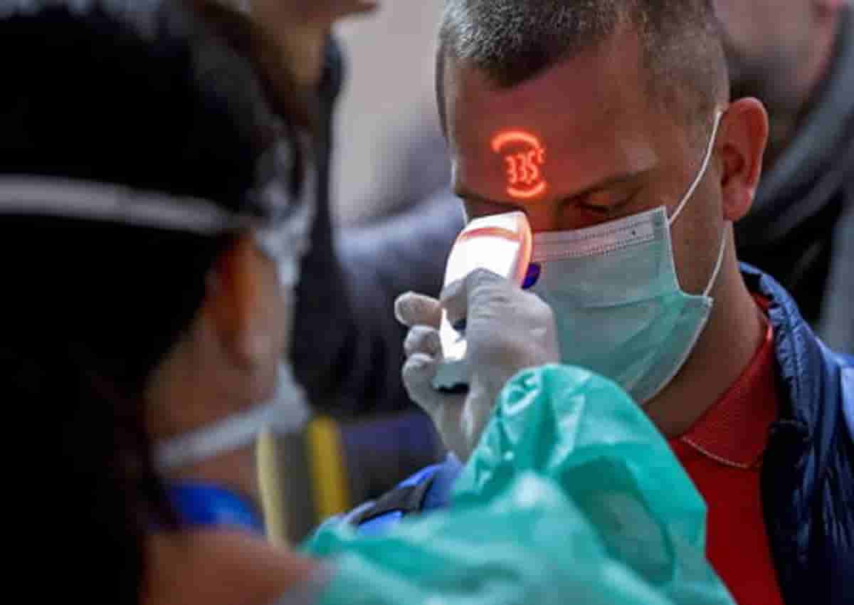 Coronavirus, medici controllano la temperatura in una foto d'archivio Ansa