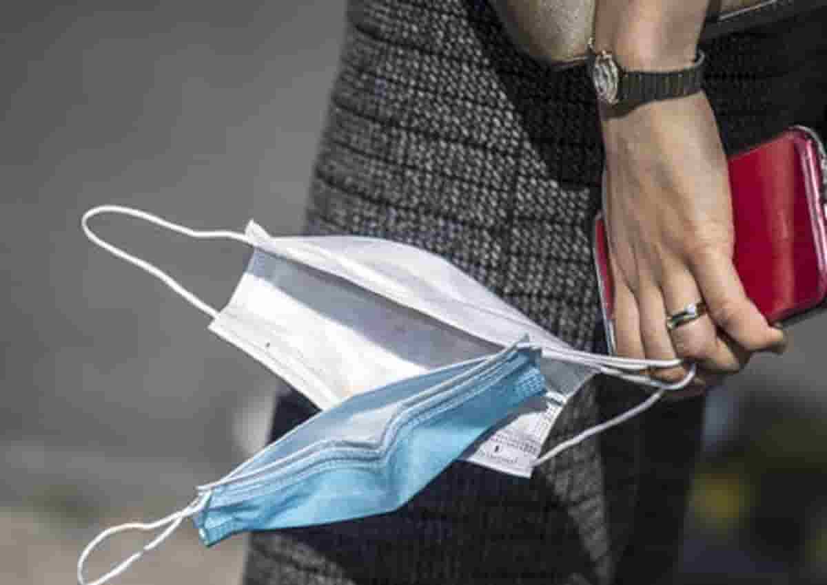 Coronavirus, foto Ansa di una mascherina