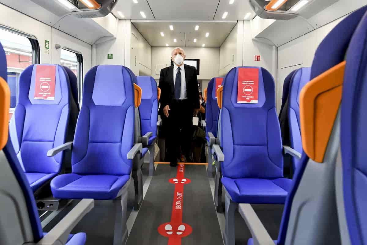 Campania, Vincenzo De Luca a bordo di un treno con la mascherina