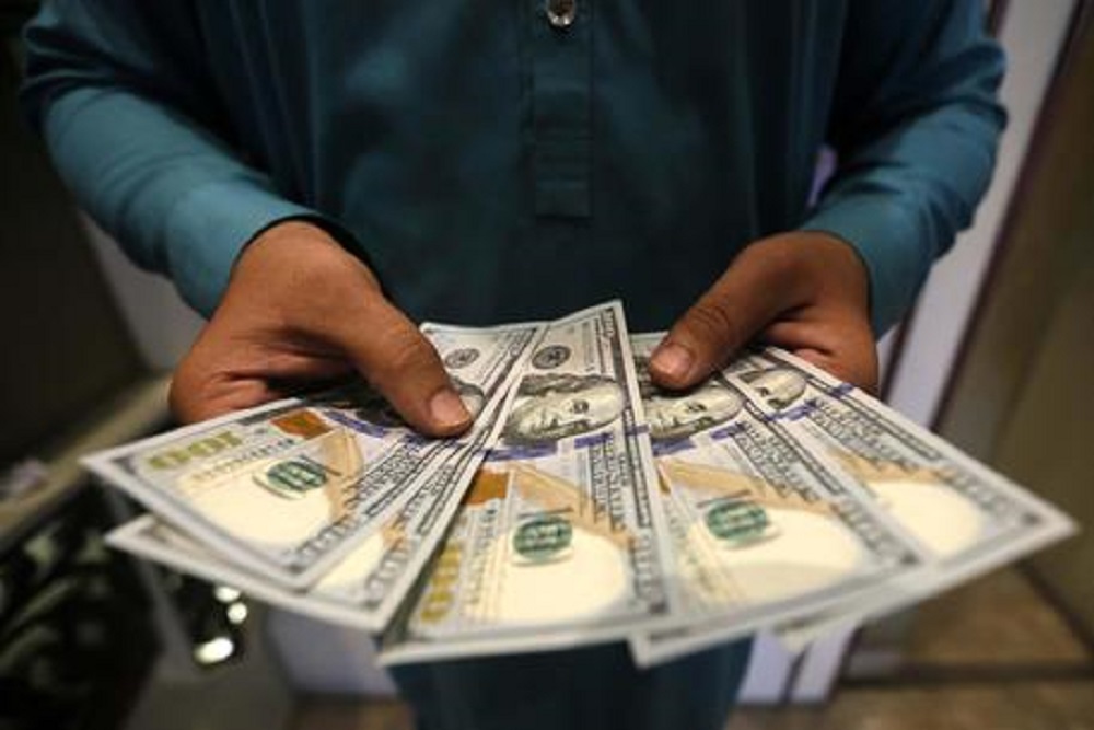 Vince 22 milioni alla lotteria e divide il premio con un amico per una promessa di 30 anni fa