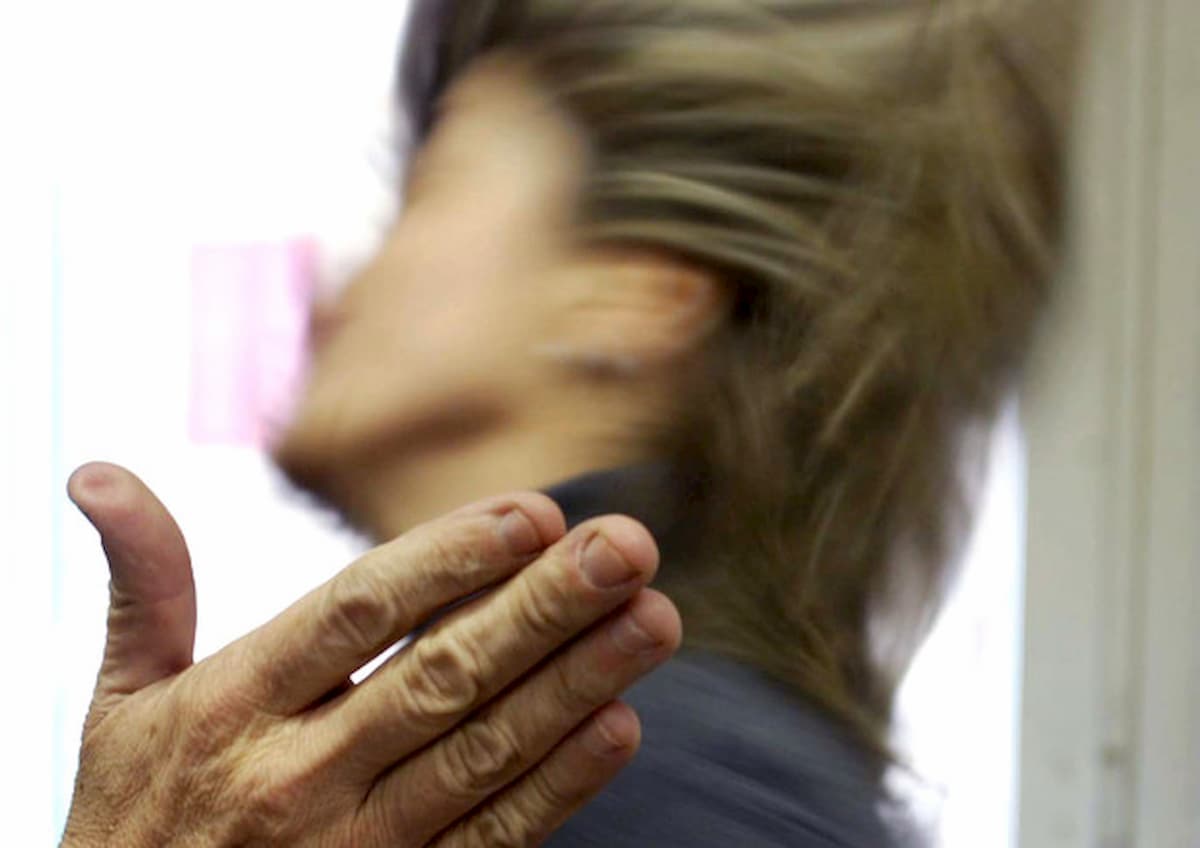 Segrega la moglie incinta e la massacra di botte