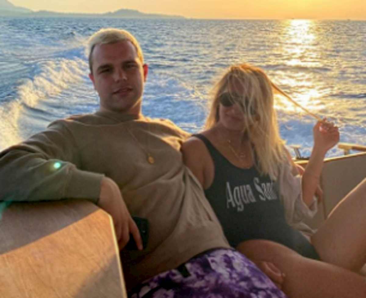 Emma con l'amico di De Martino