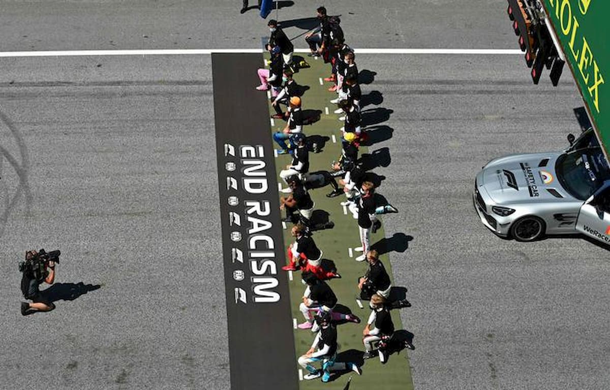 Gp Austria, Hamilton e altri 13 piloti in ginocchio con la maglia di Black Lives Matter