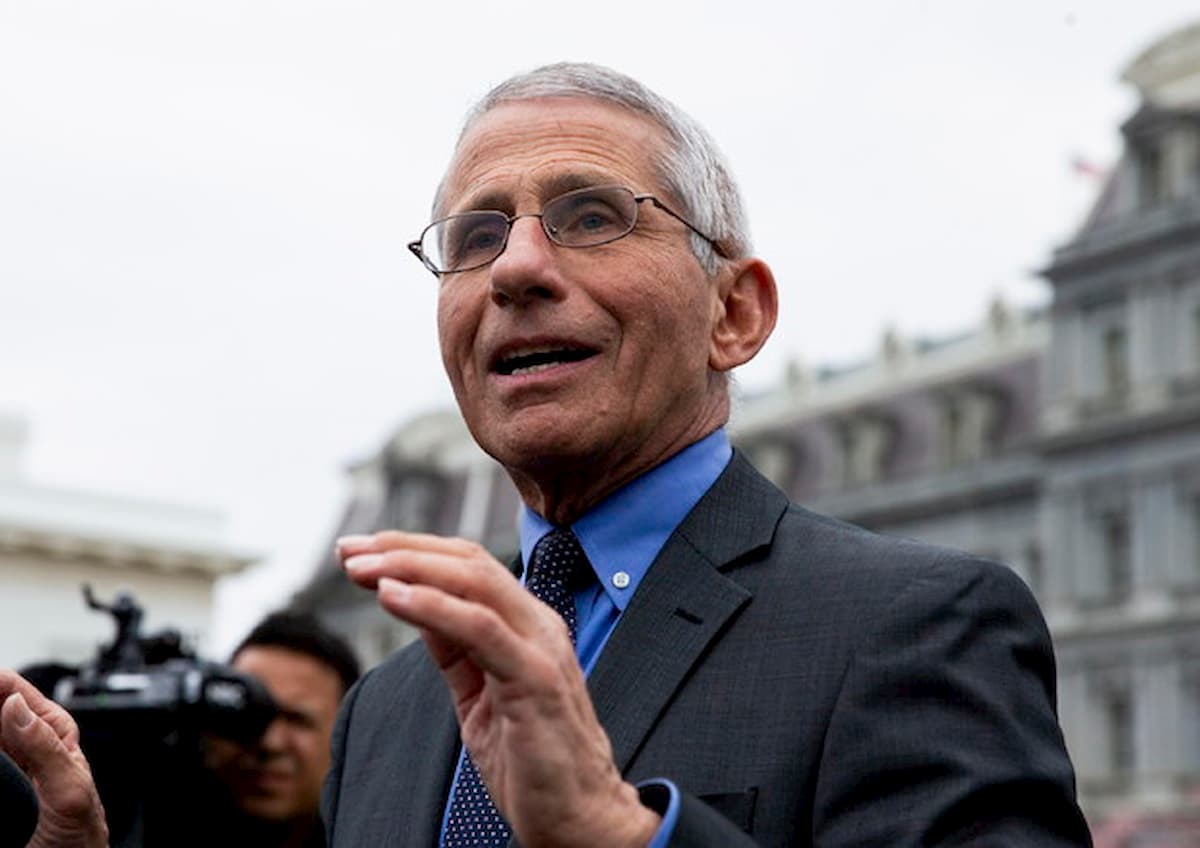 Coronavirus, Anthony Fauci: "La mascherina non basta. Coprire anche gli occhi"