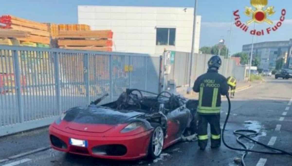 Ferrari Modena in fiamme a Curno