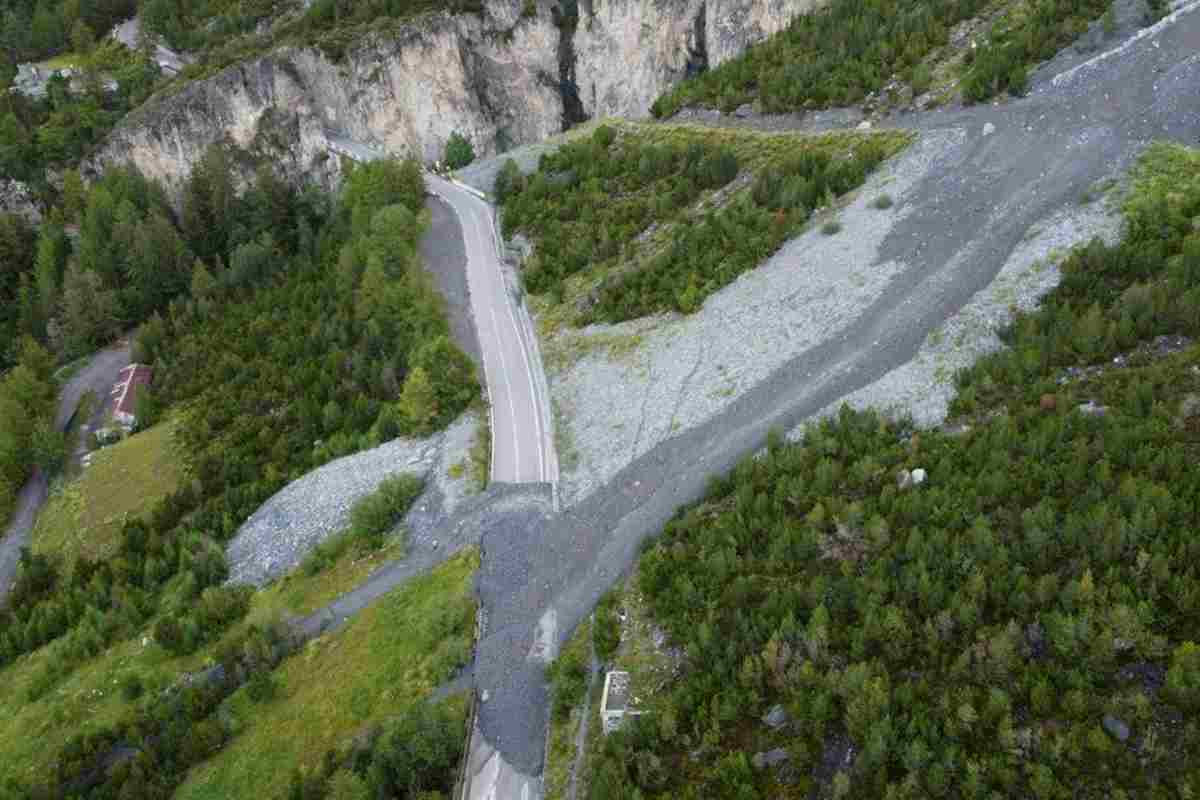 Maltempo, frane in Valcamonica e Valtellina: strade interrotte e sgomberi