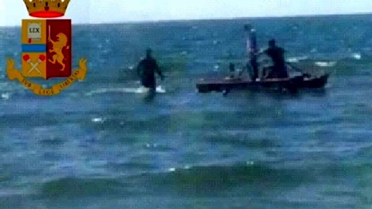 Napoli, tenta la fuga in mare