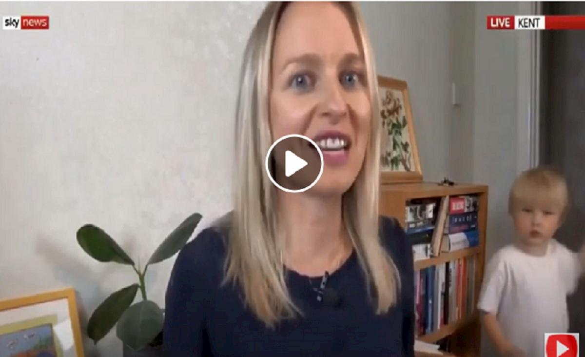 giornalista sky, filgio entra in stanza