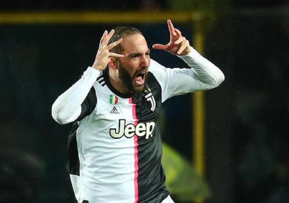 Higuain lancia una bottiglietta, furioso dopo il cambio contro il Milan