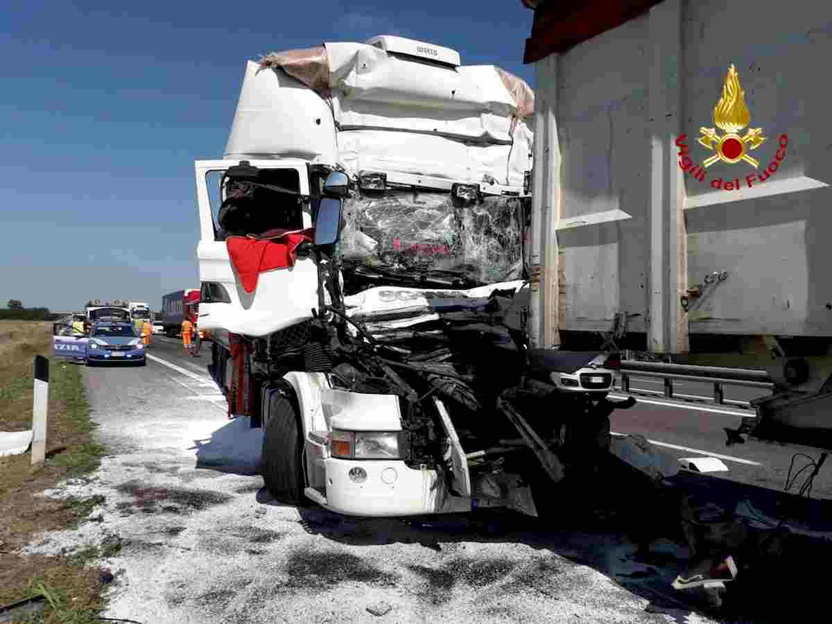 A21, tamponamento a catena tra Tir. Un camionista morto schiacciato, altri 2 feriti
