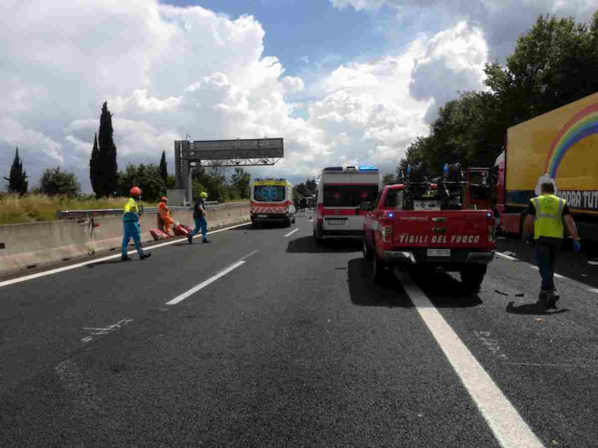A15, frontale tra due auto all'altezza di un cantiere: morti due turisti tedeschi, ferita altra coppia